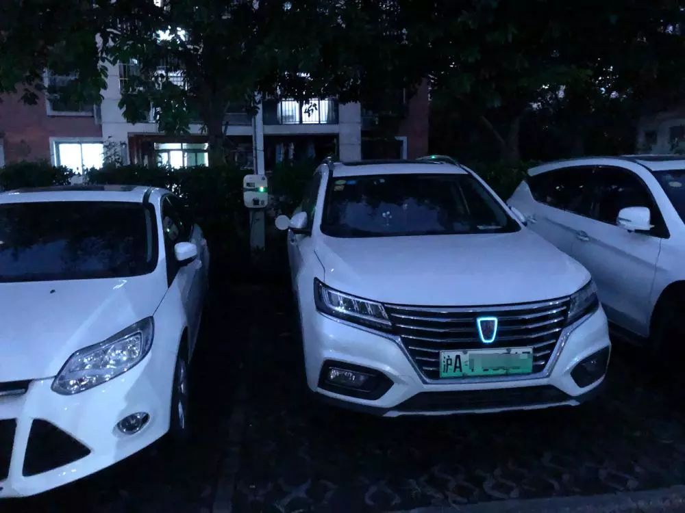 想給車充電得開10公里！如何解決出租車夜間“一樁難求”？